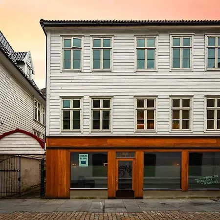 - 302 Апартаменты